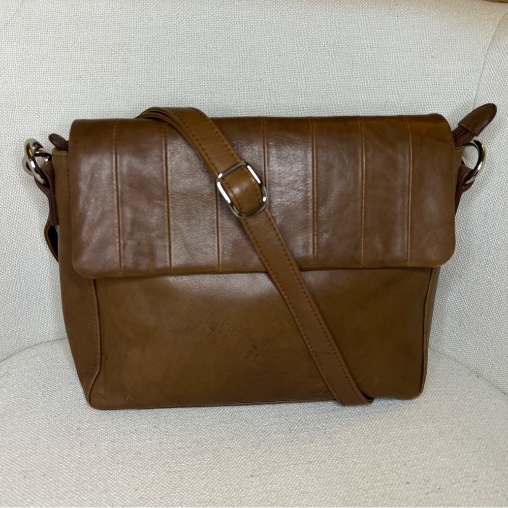 Classic Brown Leather Messenger Bag with Adjustable Strap